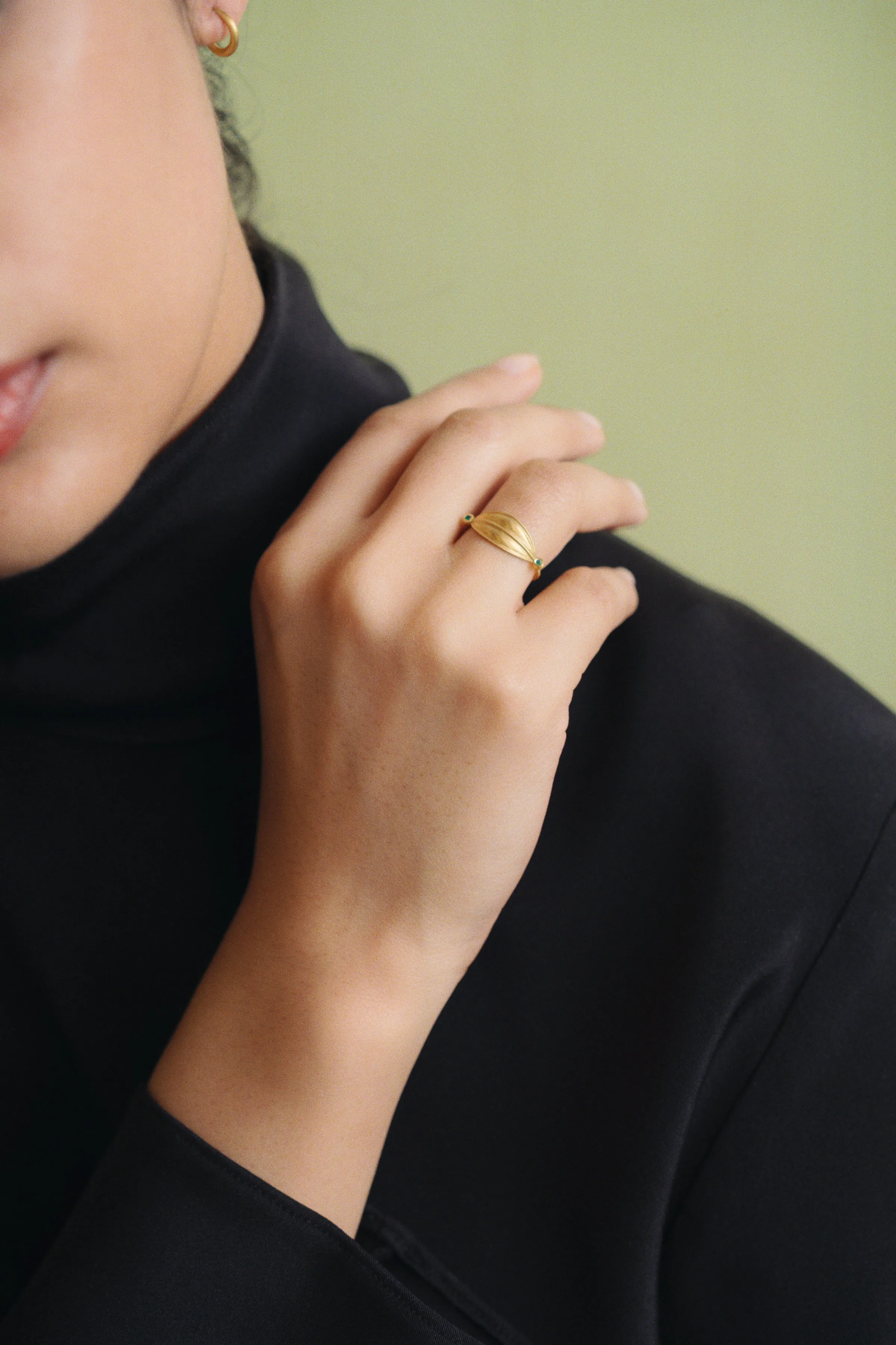 Laurus Ring with Emeralds